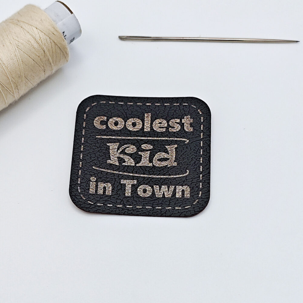 Kunstleder-Label Coolest Kid in Town in schwarz