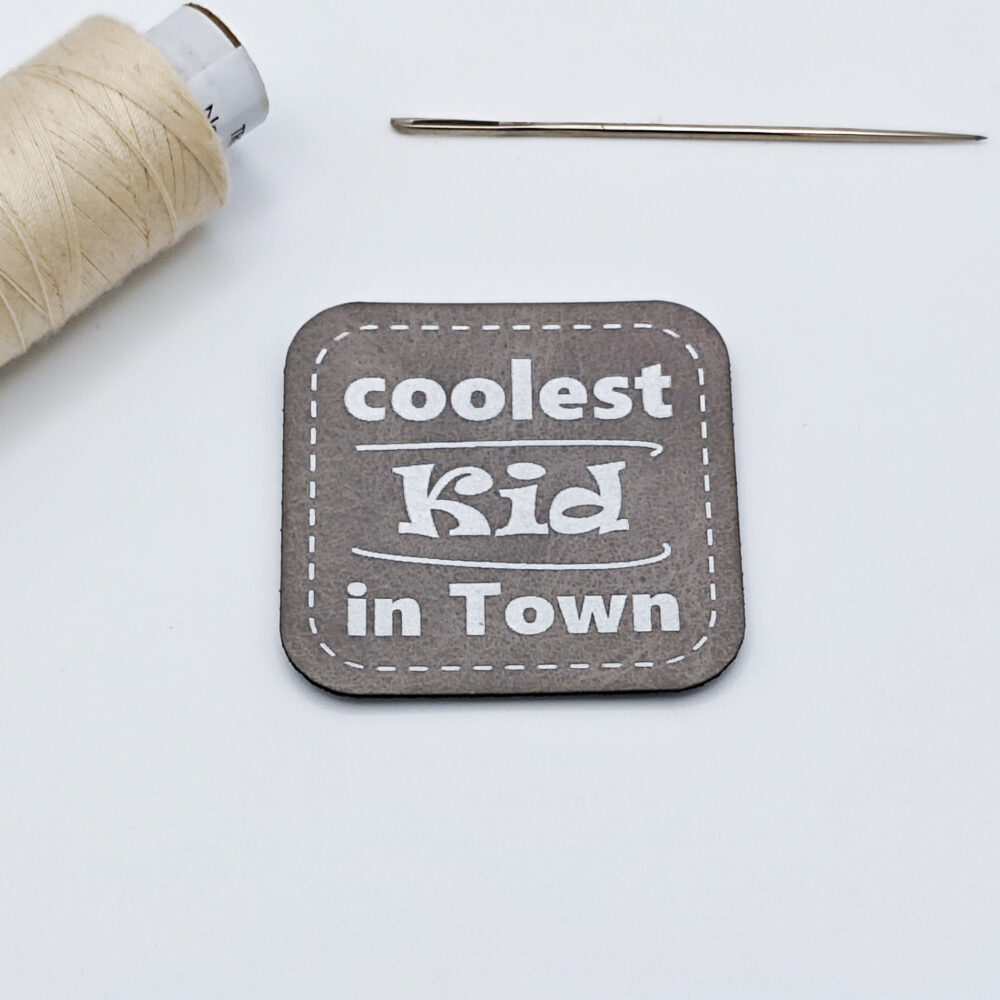 Kunstleder-Label Coolest Kid in Town in grau