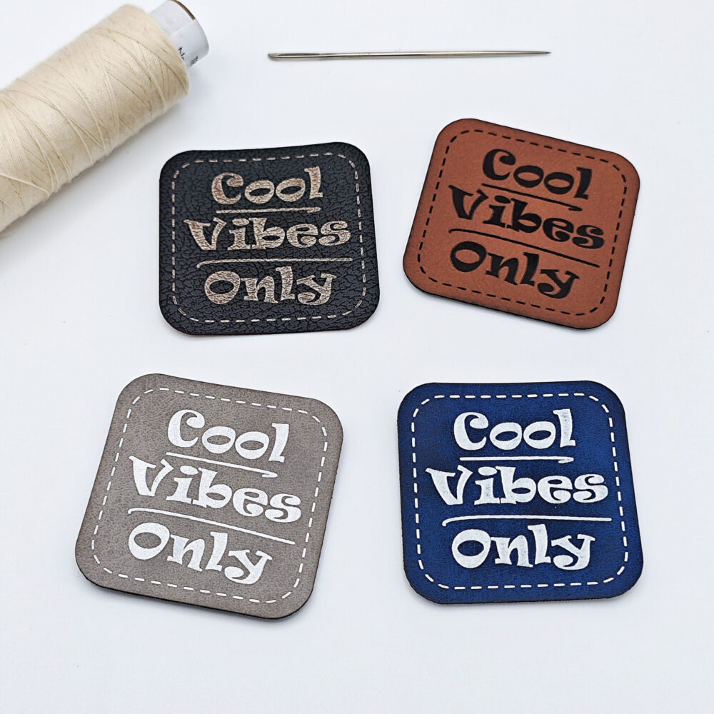 Kunstleder-Label Cool Vibes Only in vier Farben