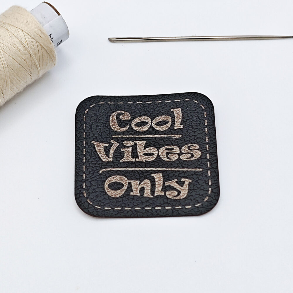 Kunstleder-Label Cool Vibes Only in schwarz