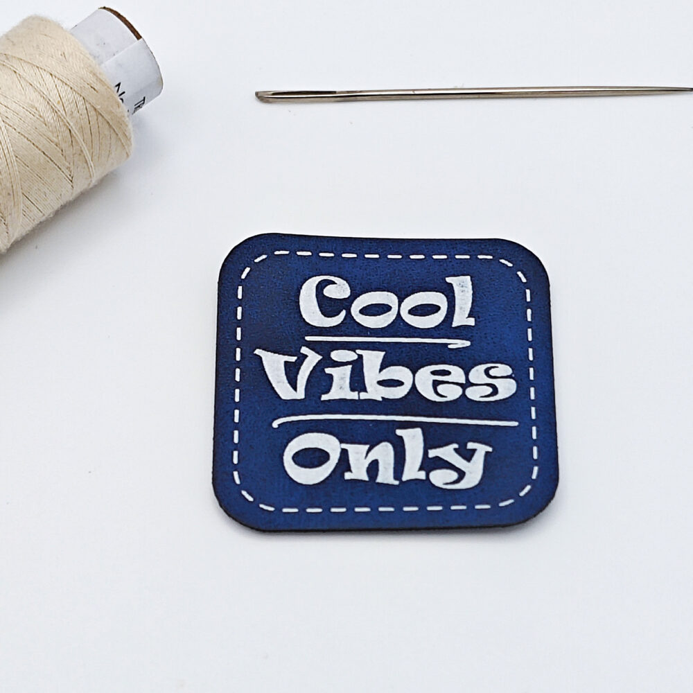 Kunstleder-Label Cool Vibes Only in blau