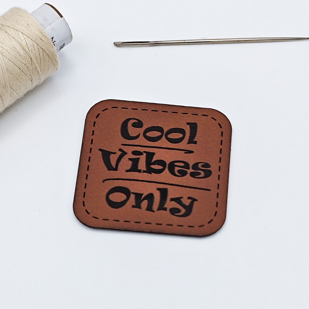 Kunstleder-Label Cool Vibes Only in braun