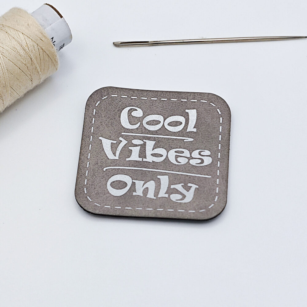 Kunstleder-Label Cool Vibes Only in grau