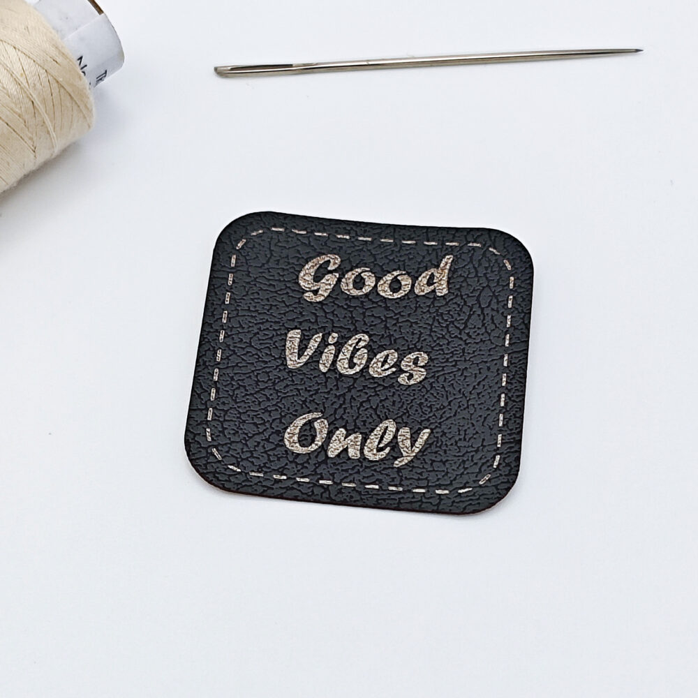 Kunstleder-Label Good Vibes Only in schwarz