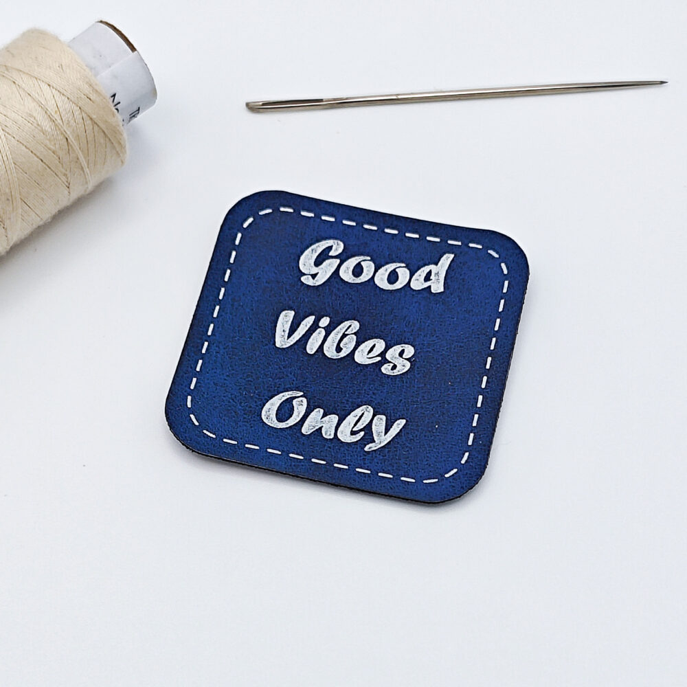 Kunstleder-Label Good Vibes Only in blau